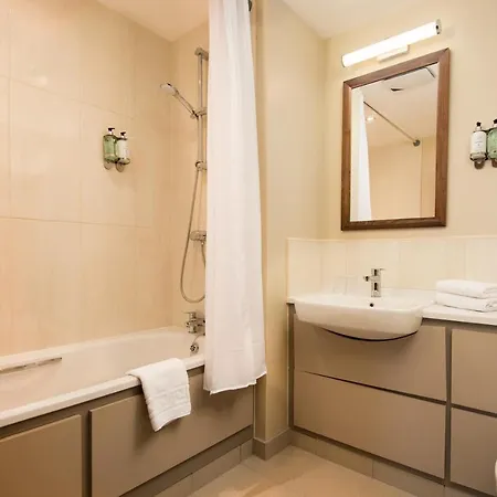 The Black Swan - The Collection Group 4* هلمسلي