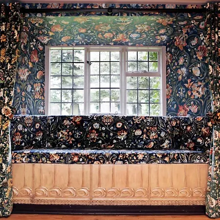 The Black Swan - The Collection Group هلمسلي