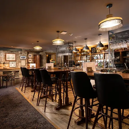 The Black Swan - The Collection Group 4*