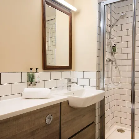 The Black Swan - The Collection Group Han/Misafirhane Helmsley